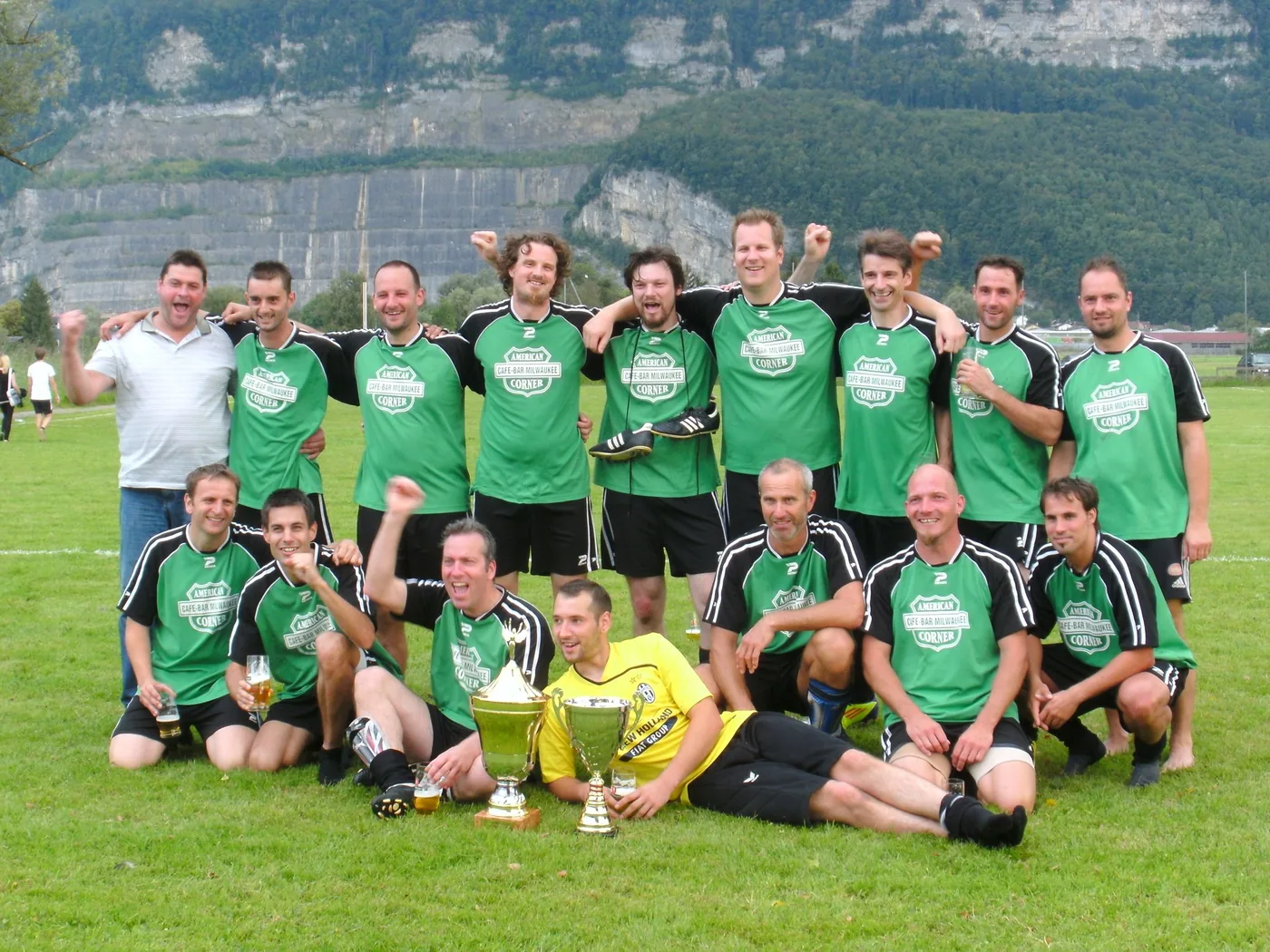 AC Milwaukee Mannschaftsfoto mit Pokal
